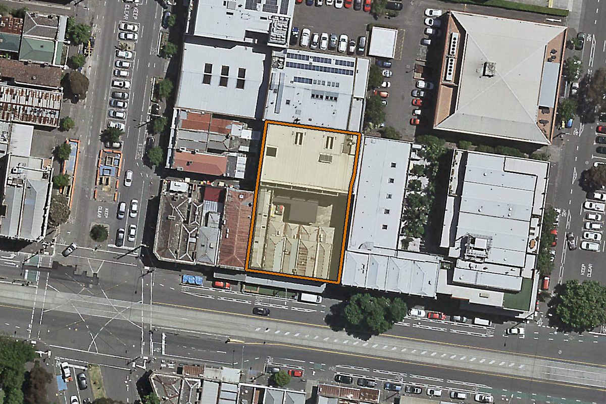 Aerial photo of 1/352 Victoria Street, North Melbourne VIC 3051 with the lot boundary outlined in amber
