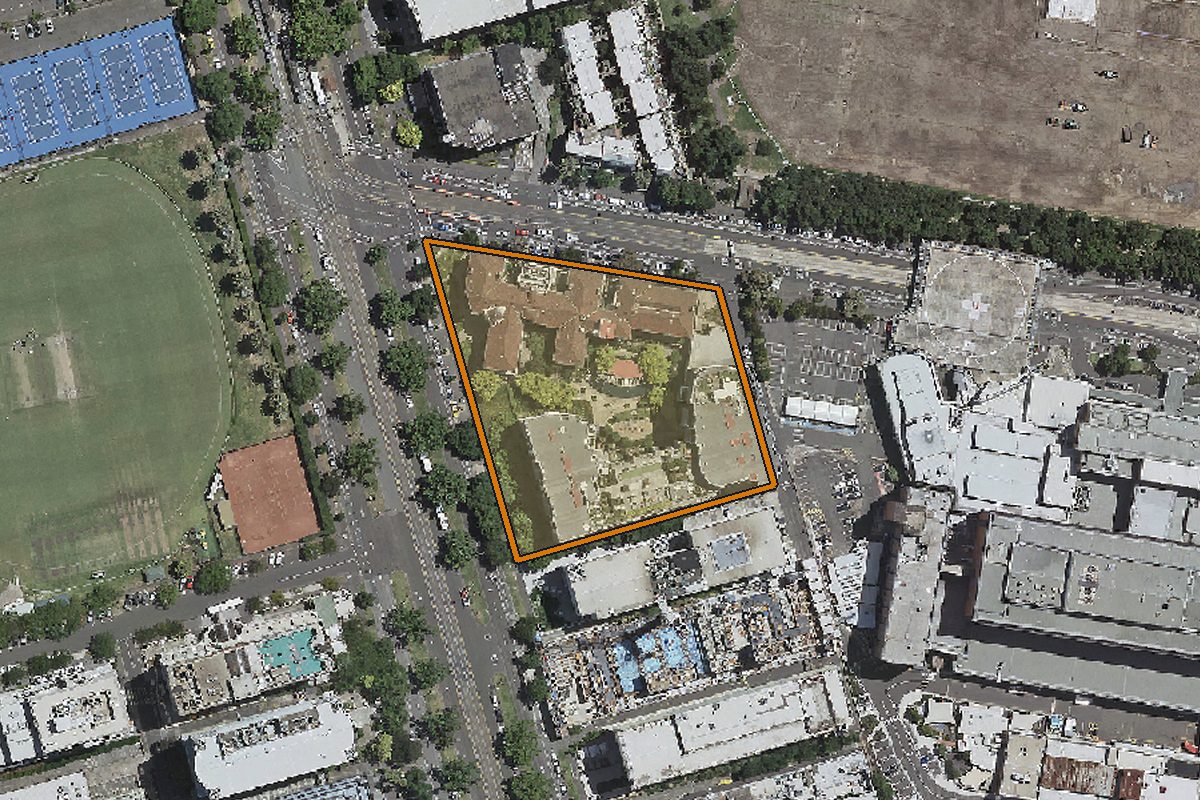 Aerial photo of 10/539 St Kilda Road, Melbourne VIC 3004 with the lot boundary outlined in amber