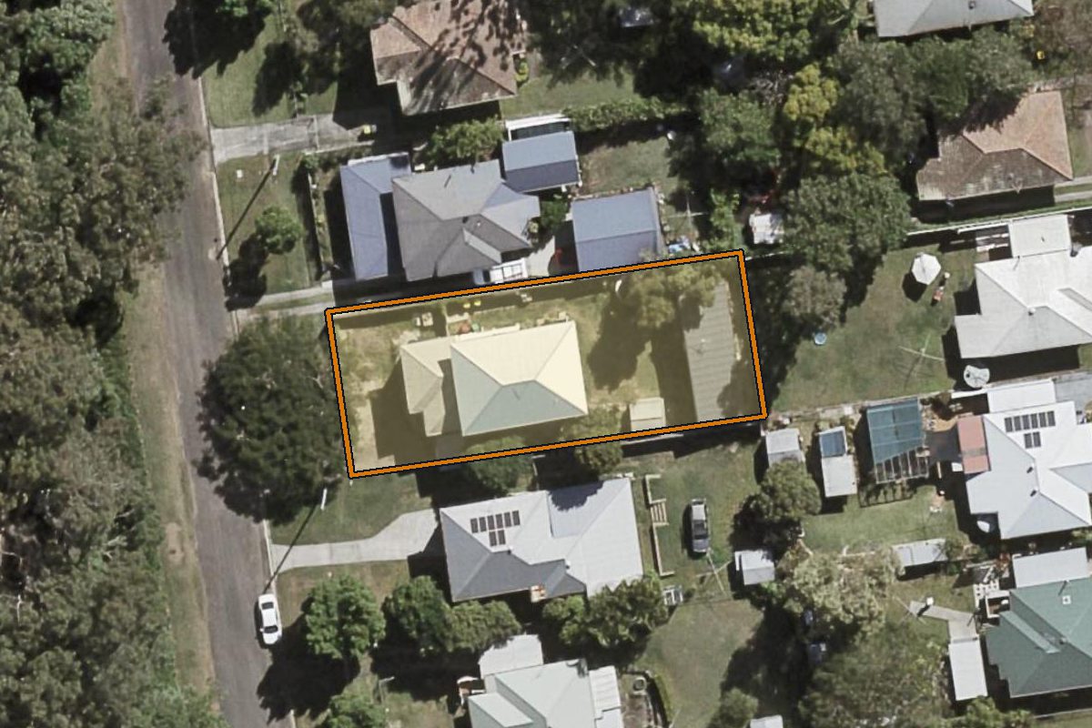 Aerial photo of 105 Margate Street, Mount Gravatt East QLD 4122 with the lot boundary outlined in amber