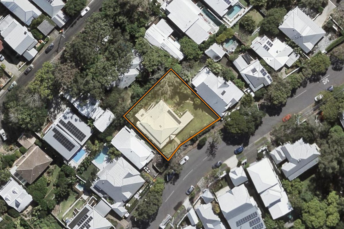 Aerial photo of 109 Rockbourne Terrace, Paddington QLD 4064 with the lot boundary outlined in amber