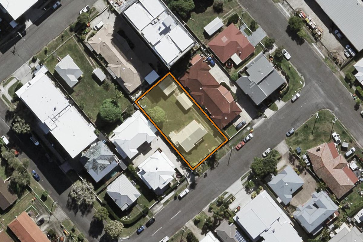 Aerial photo of 11 Drayton Terrace, Wynnum QLD 4178 with the lot boundary outlined in amber