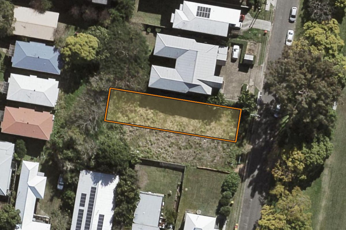 Aerial photo of 121 Munro Street, St Lucia QLD 4067 with the lot boundary outlined in amber