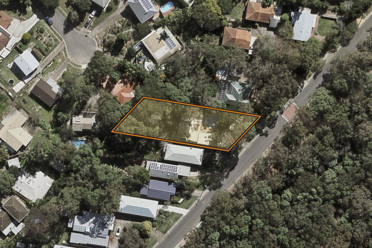 Aerial photo of 124 Fort Road, Oxley QLD 4075 with the lot boundary outlined in amber
