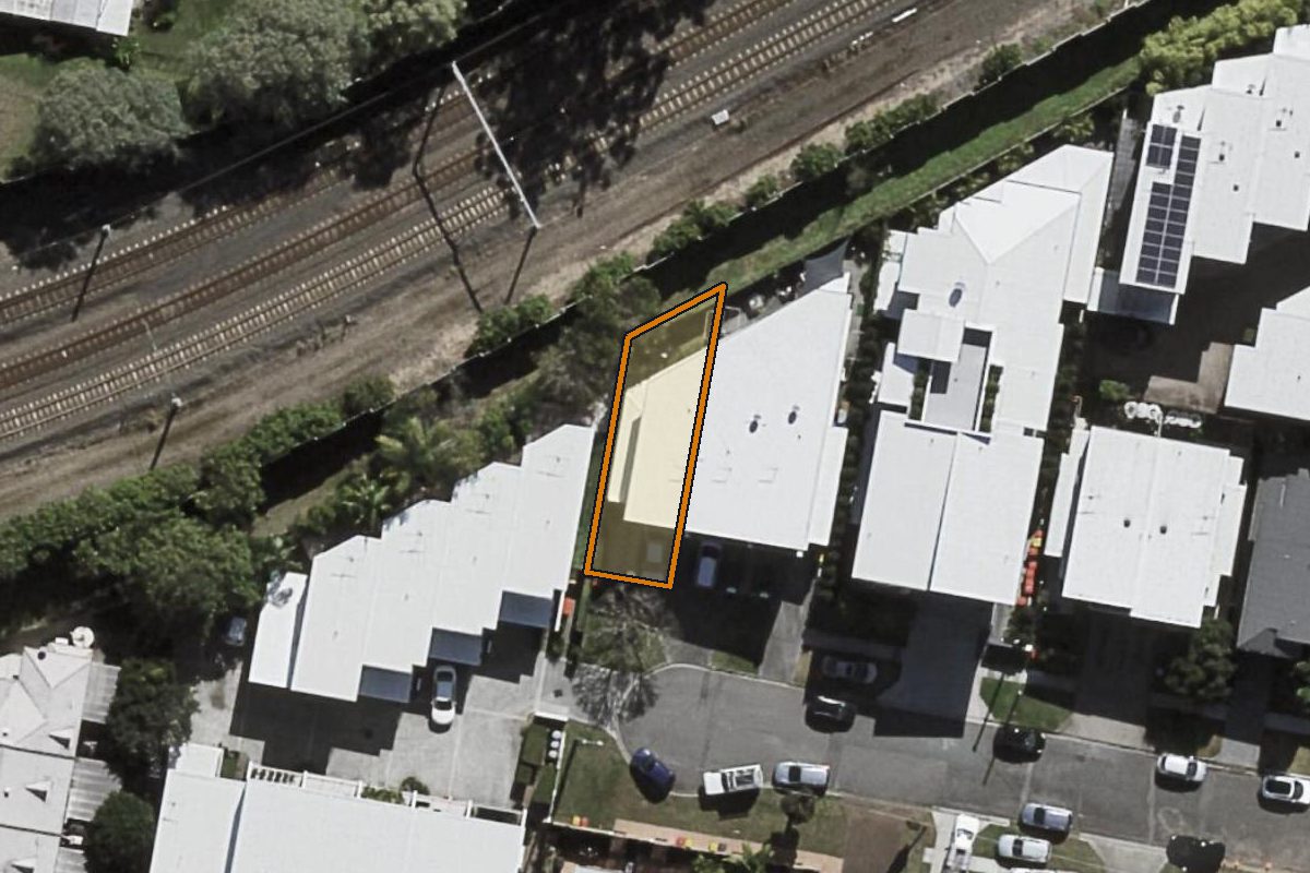 Aerial photo of 15 Fraser Street, Morningside QLD 4170 with the lot boundary outlined in amber