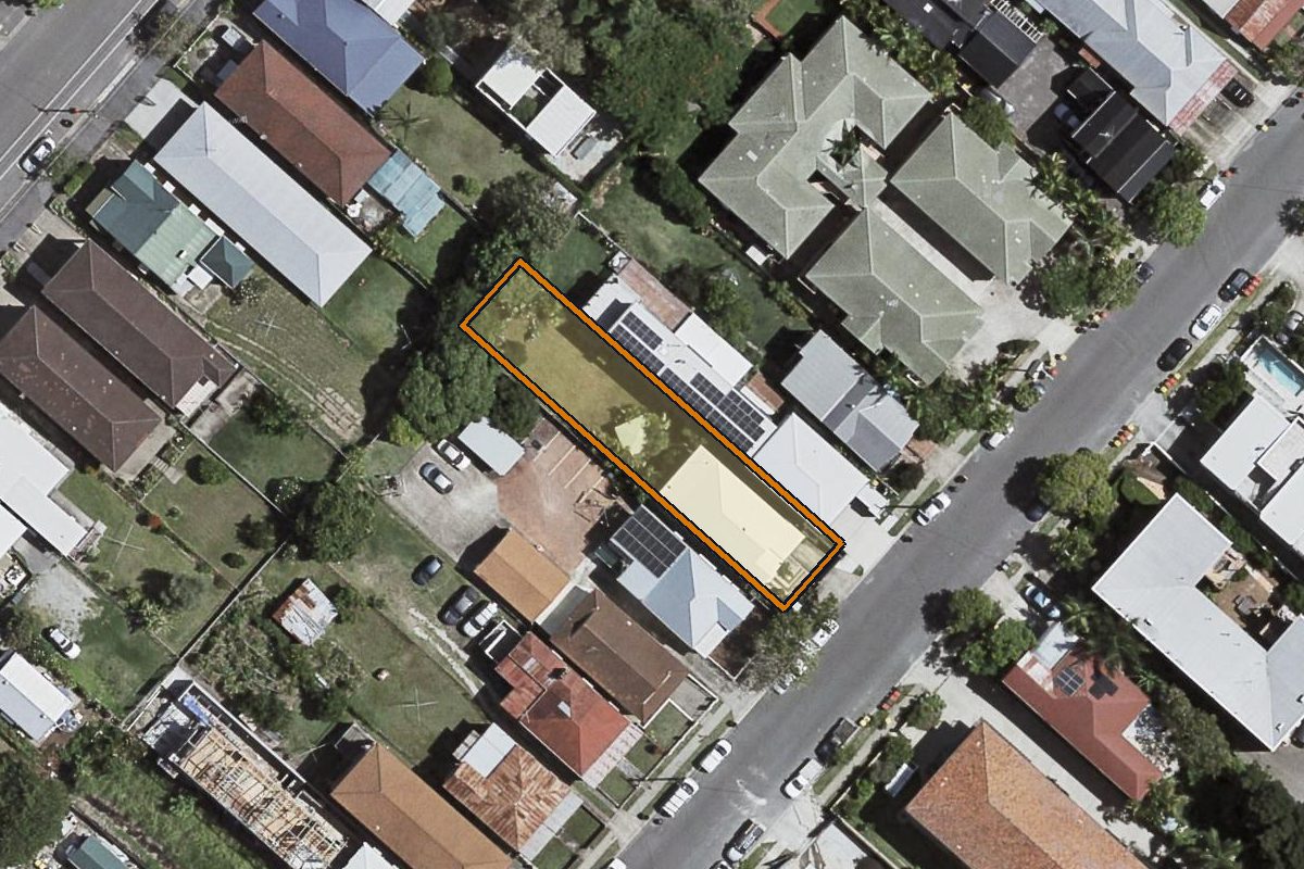 Aerial photo of 172 Harcourt Street, New Farm QLD 4005 with the lot boundary outlined in amber