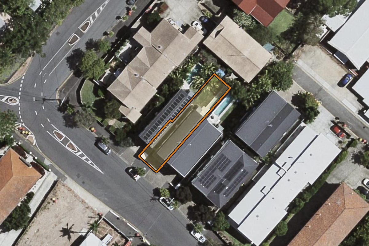 Aerial photo of 290 Bowen Terrace, New Farm QLD 4005 with the lot boundary outlined in amber