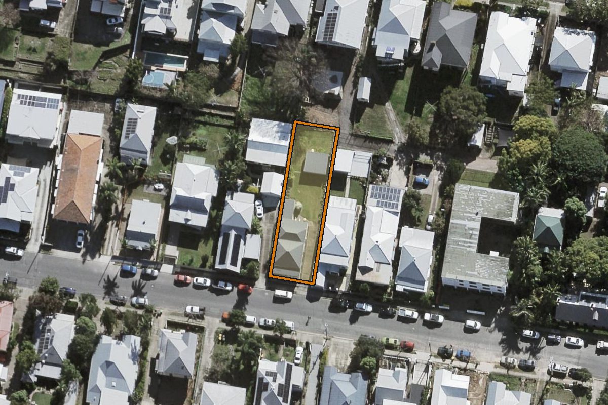 Aerial photo of 32 Brook Street, South Brisbane QLD 4101 with the lot boundary outlined in amber