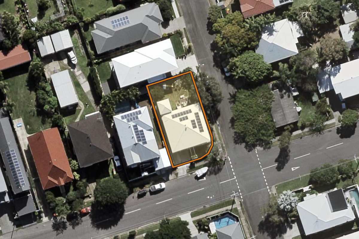 Aerial photo of 47 Wilde Street, Wynnum QLD 4178 with the lot boundary outlined in amber