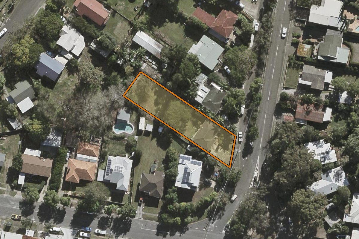 Aerial photo of 483 Tarragindi Road, Moorooka QLD 4105 with the lot boundary outlined in amber