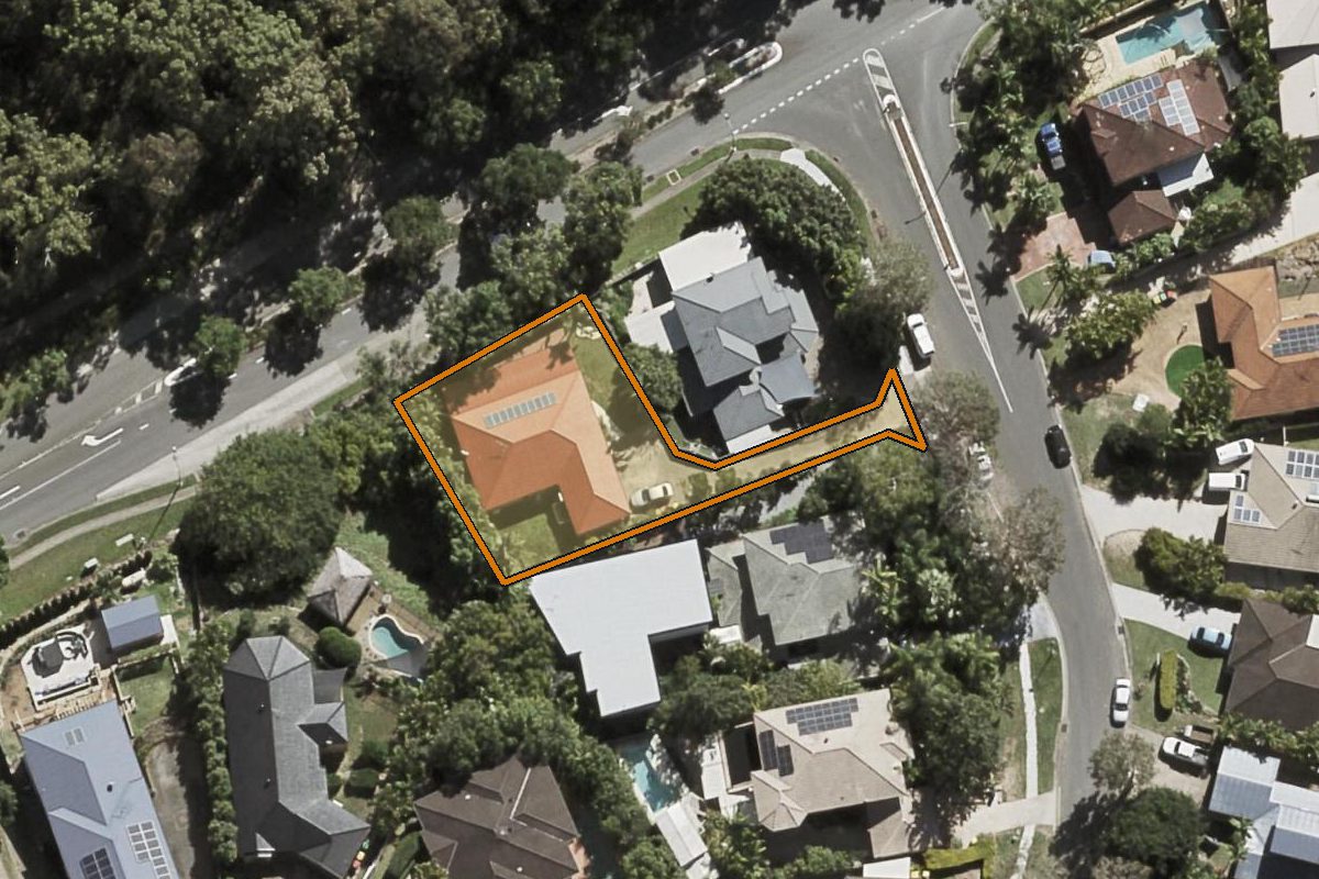 Aerial photo of 5 Ridgeview Street, Carindale QLD 4152 with the lot boundary outlined in amber