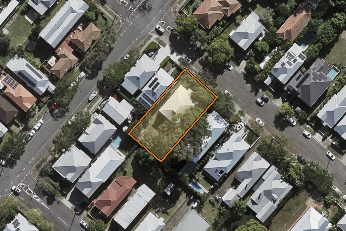 Aerial photo of 563 Lower Bowen Terrace, New Farm QLD 4005 with the lot boundary outlined in amber