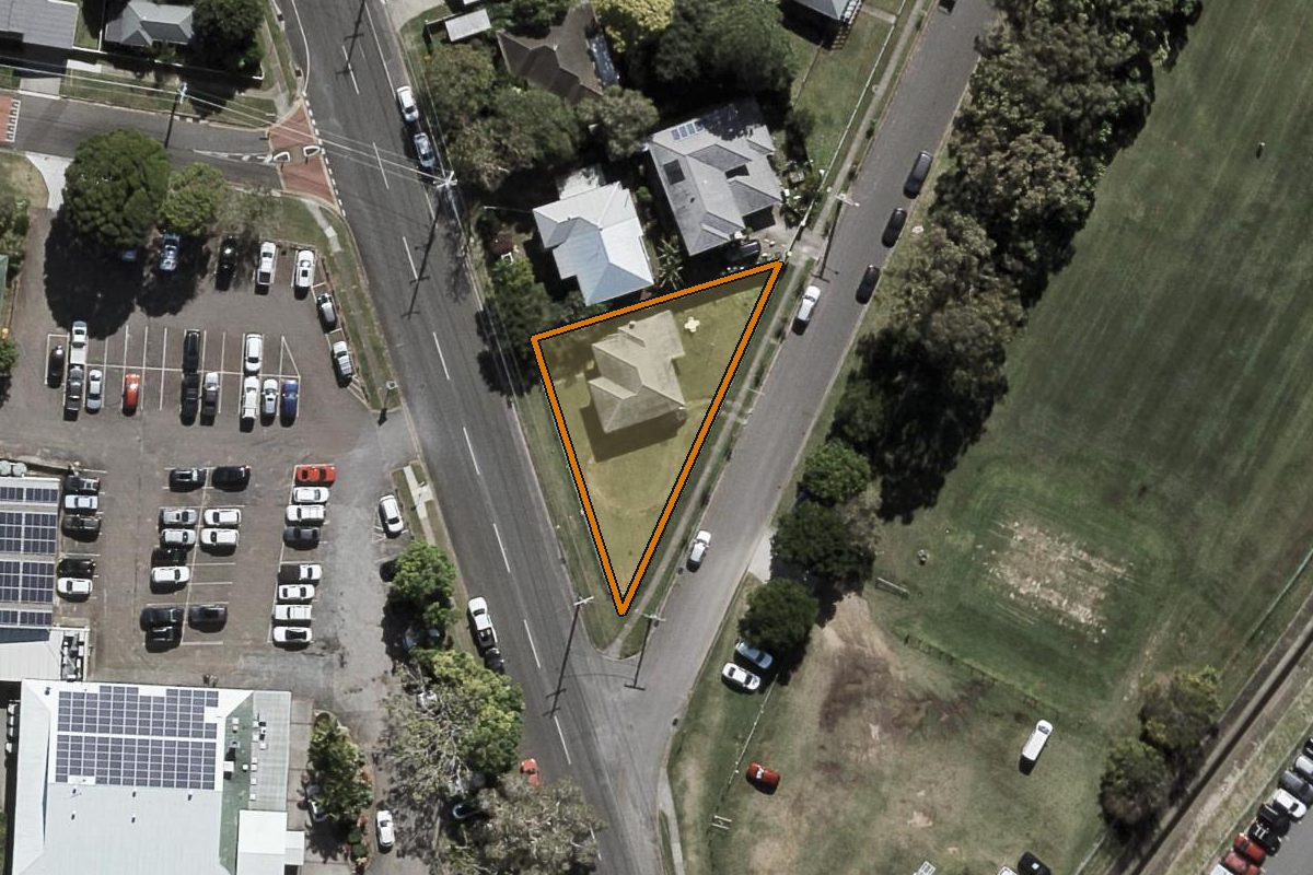 Aerial photo of 67 Stradbroke Avenue, Wynnum QLD 4178 with the lot boundary outlined in amber
