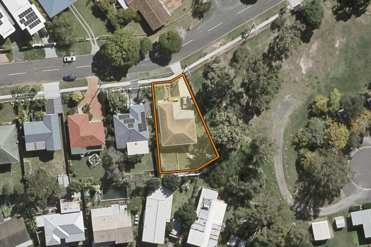 Aerial photo of 92 Pozieres Road, Tarragindi QLD 4121 with the lot boundary outlined in amber