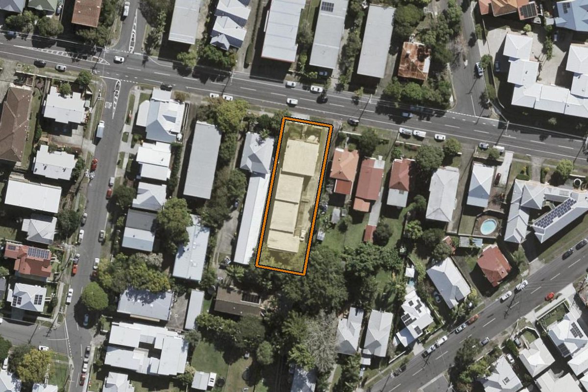 Aerial photo of 1/371 Cornwall Street, Greenslopes QLD 4120 with the lot boundary outlined in amber