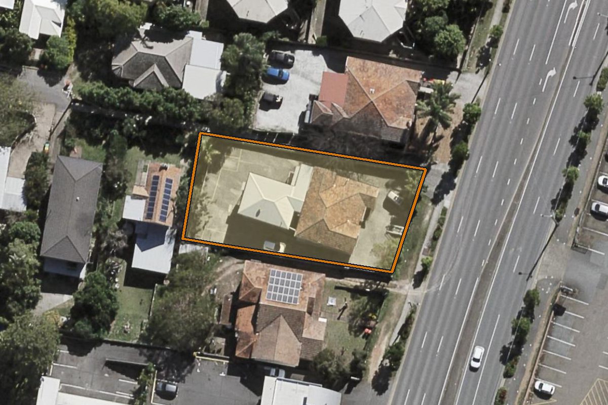 Aerial photo of 1/583 Ipswich Road, Annerley QLD 4103 with the lot boundary outlined in amber