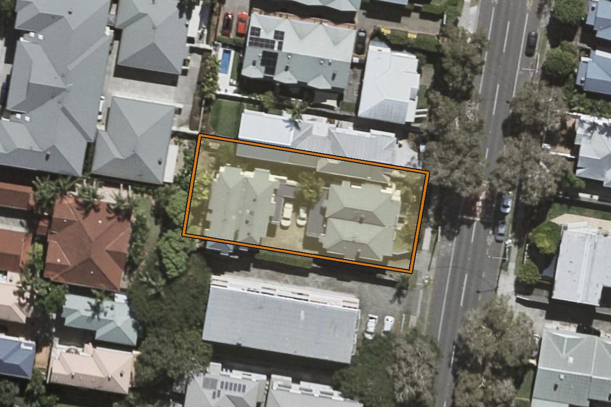 Aerial photo of 2/262 Riding Road, Balmoral QLD 4171 with the lot boundary outlined in amber