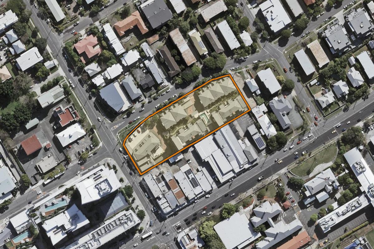 Aerial photo of 28/11 Kitchener Street, Coorparoo QLD 4151 with the lot boundary outlined in amber