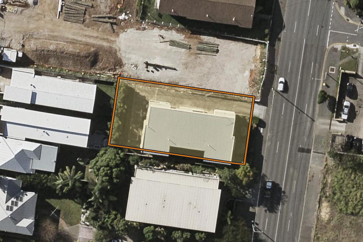 Aerial photo of 3/552 Sandgate Road, Clayfield QLD 4011 with the lot boundary outlined in amber