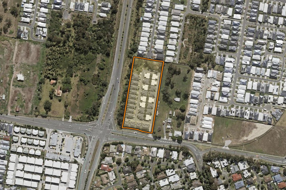 Aerial photo of 8/204 Wadeville Street, Pallara QLD 4110 with the lot boundary outlined in amber