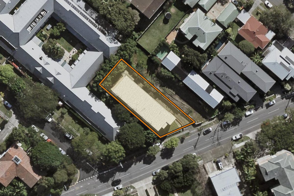 Aerial photo of 8/95 Oxlade Drive, New Farm QLD 4005 with the lot boundary outlined in amber