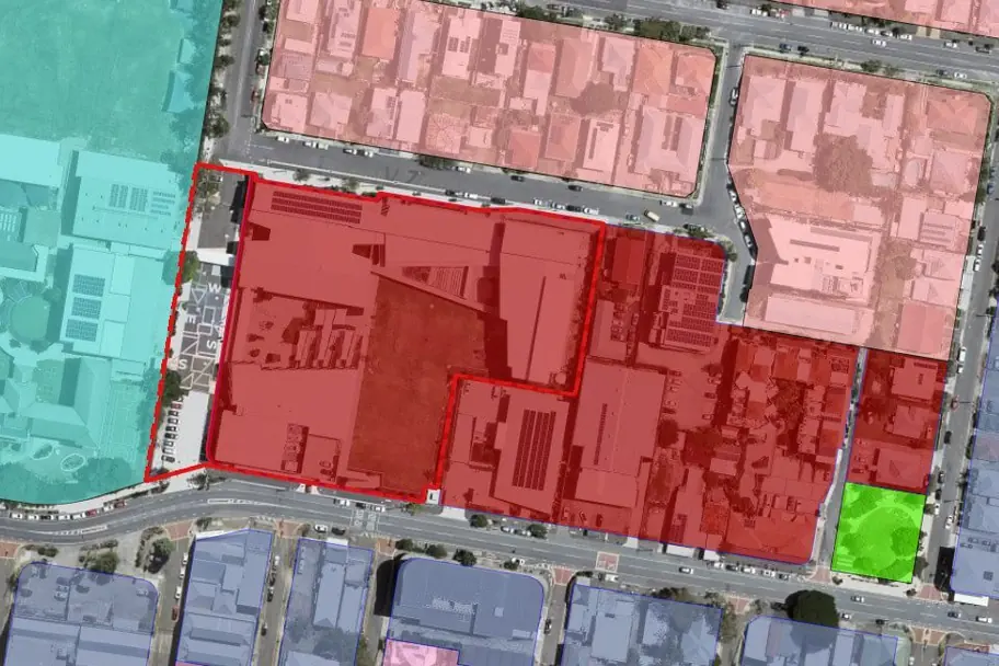 Planning report overlay map: zoning, flood and heritage overlays drawn over aerial imagery with the subject lot outlined in red